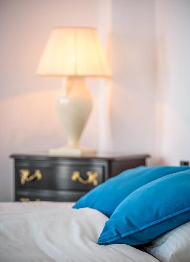 Golden Grey Goose Apartment Фира Екстериор снимка