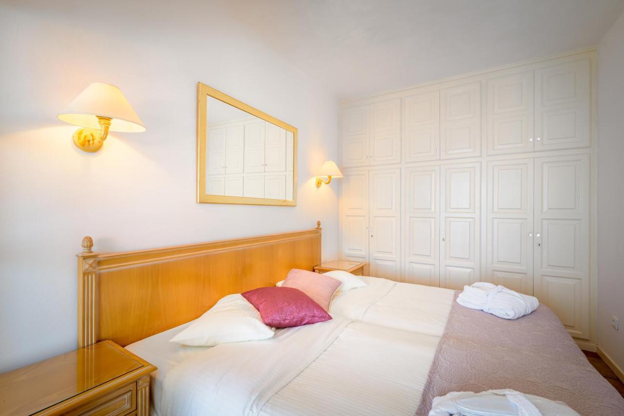 Golden Grey Goose Apartment Фира Екстериор снимка